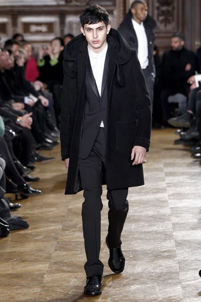 Look 16